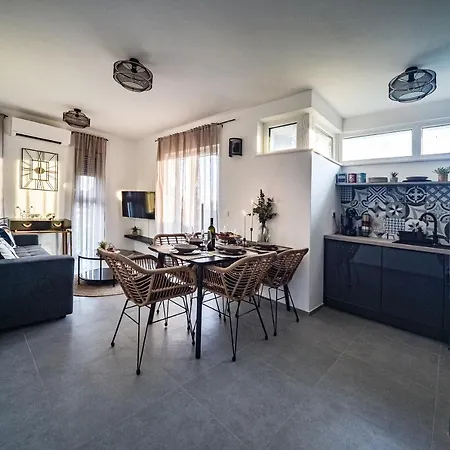 Cube Apartment *