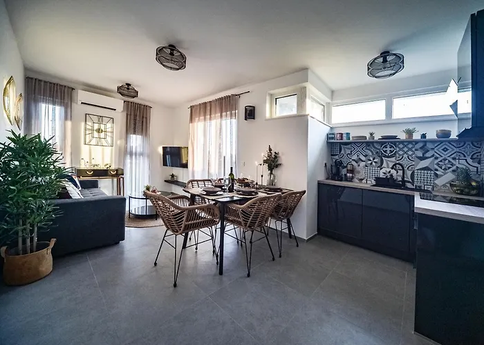 Cube Apartment *